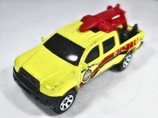 Toyota Tacoma Hot Wheels 2013 1:64 Pickup BEACH PATROL Luzak Żółty – zdjęcie 2