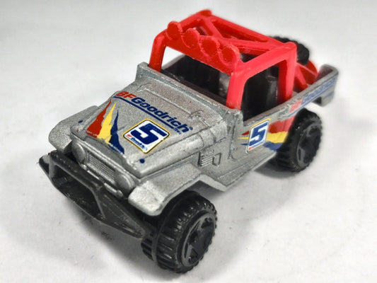 Jeep Scrambler Hot Wheels 2006 1:64 Jeep BFGoodrich Luzak Srebrny – zdjęcie 2
