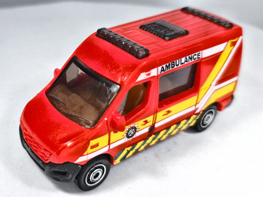 RENAULT MASTER AMBULANCE Matchbox 2011 Czerwony 1:54 – zdjęcie 2