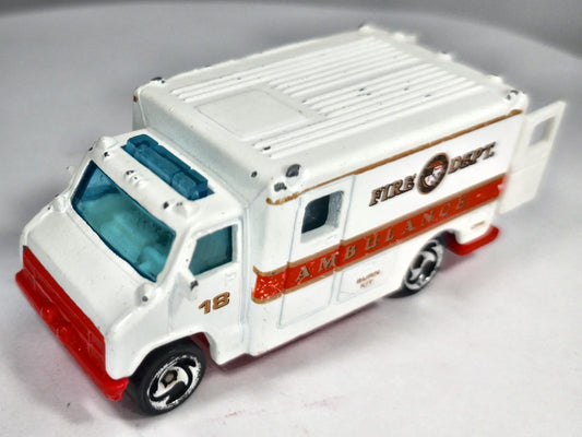 AMBULANCE / FIRE DEPT Mainline Hot Wheels 1988 Biały 1:64 – zdjęcie 2