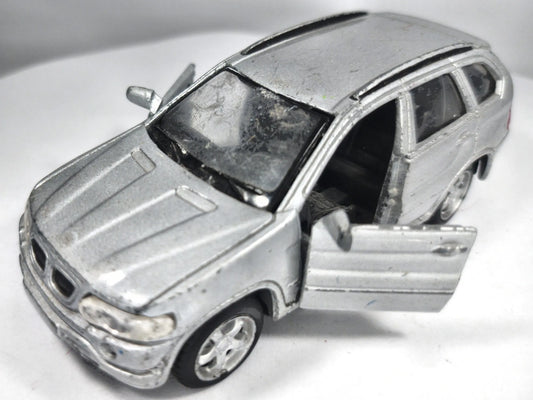BMW X5 Maisto Srebrny 1:42 – zdjęcie 2