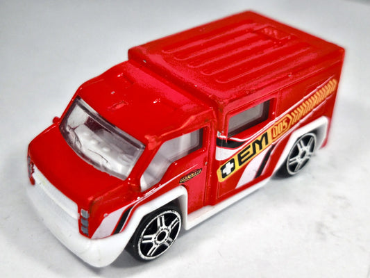 Karetka Ambulans Fresh Metal Fastlane 2018 Czerwony 1:64 – zdjęcie 2