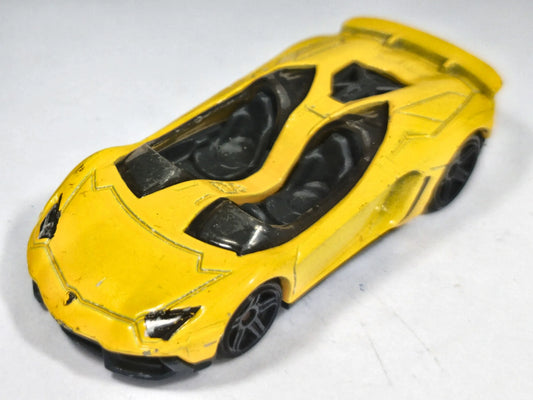 Lamborghini Aventador J Hot Wheels 2013 Mainline 1:64 Luzak Żółty – zdjęcie 2