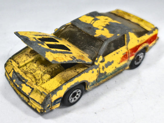Chevrolet Camaro Iroc-Z Matchbox 1983 Superfast 1:64 Luzak Żółty – zdjęcie 2