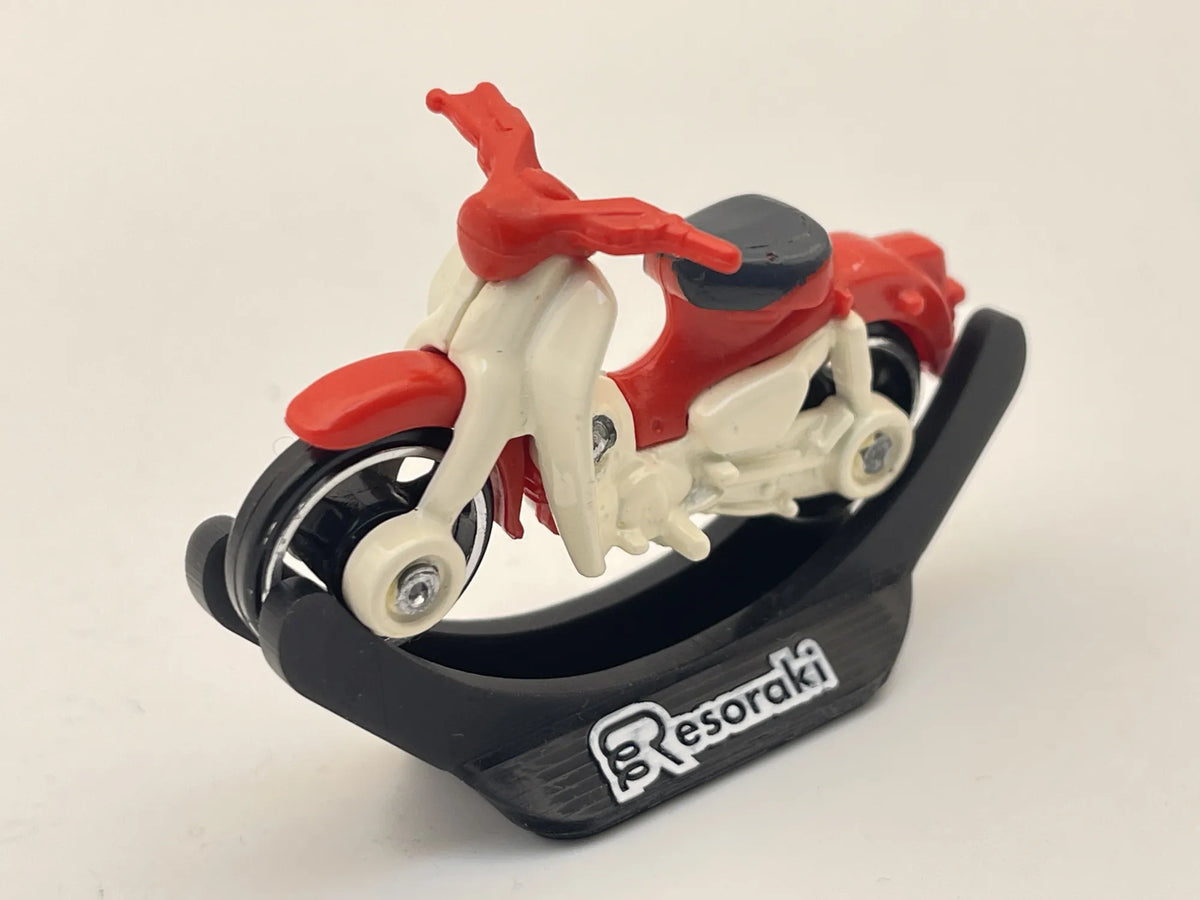 MOTOCYKL Honda Super Cub, Hot Wheels 2022 + Stojak Resoraki, R32, 1:64 – zdjęcie 8