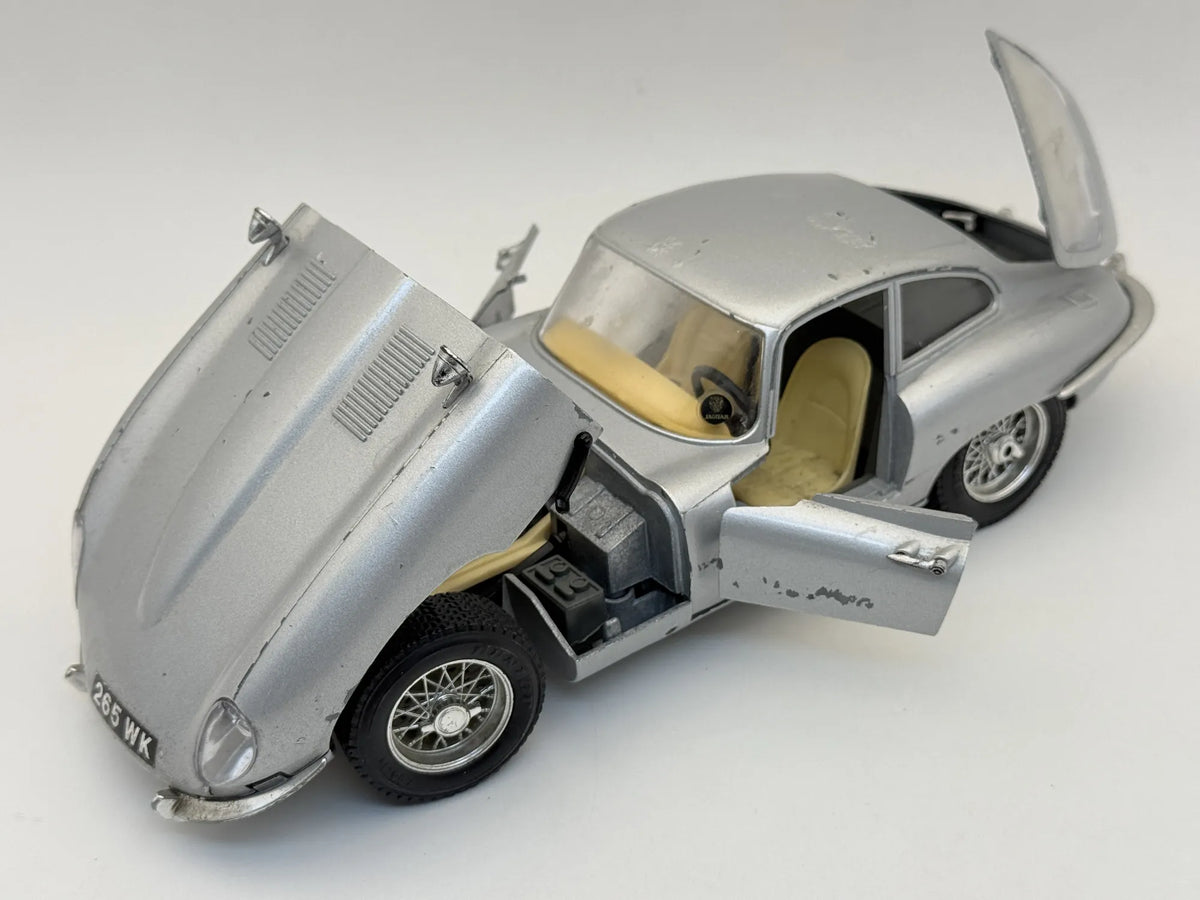 Jaguar E-Type Series 1 Coupe Bburago 1961 Srebrny 1:18 Made in Italy – zdjęcie 10