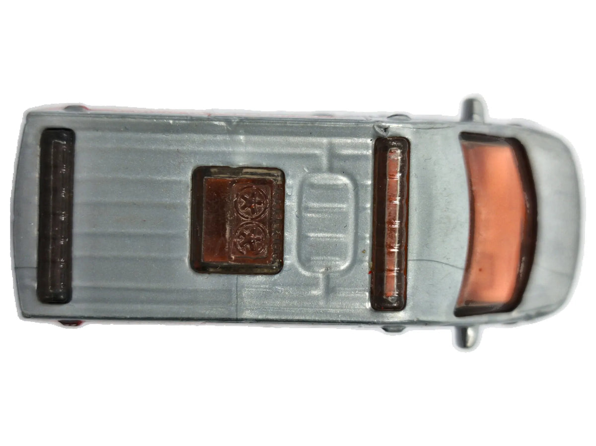 RENAULT MASTER AMBULANCE CITY Matchbox 2011 Srebrny 1:64 – zdjęcie 8