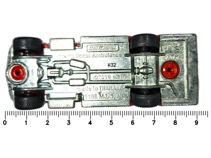 INTERNATIONAL AMBULANCE, Matchbox 2018, Die cast R32 Czerwony 1:64 Resoraki – zdjęcie 7