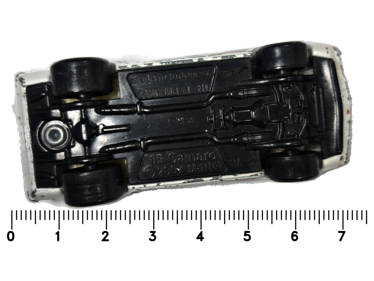 '69 Camaro Hot Wheels 2007 1:64 Luzak Biały – zdjęcie 7