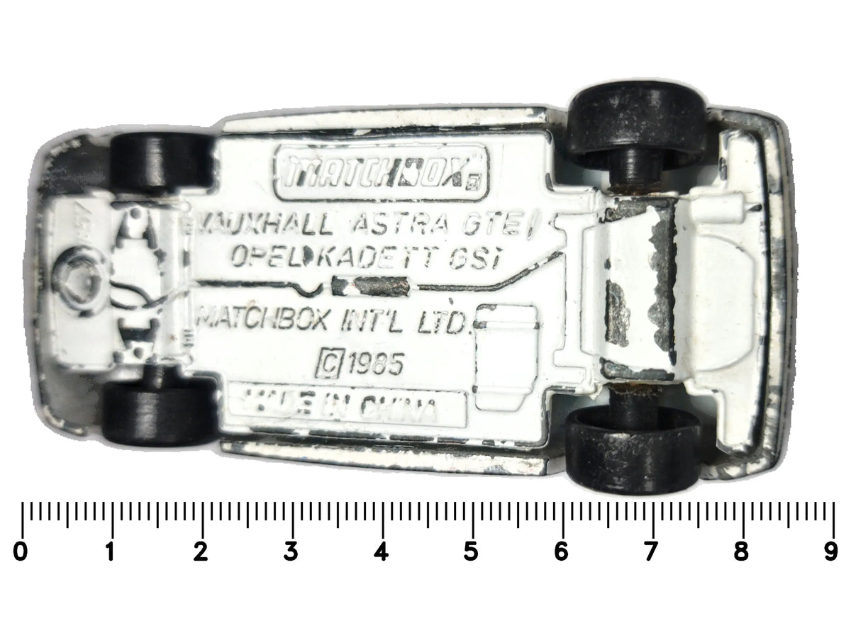 VAUXHALL ASTRA GTE / OPEL KADETT GSI POLICE, Matchbox 1985, Biały, 1:64 – zdjęcie 7
