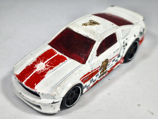 '07 Ford Mustang Checkmate Hot Wheels 2007 Biały 1:64 – zdjęcie 2