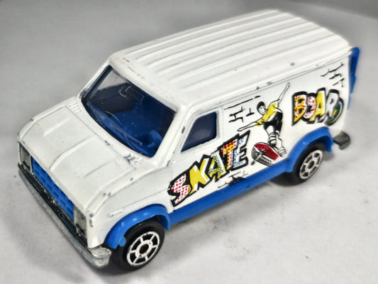 FOURGON Majorette '70 Biały 1:64 Made in France Skate Board – zdjęcie 2