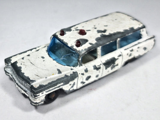 Ambulans S&S Cadillac Ambulance Matchbox '50 Biały 1:64 Made in England – zdjęcie 2