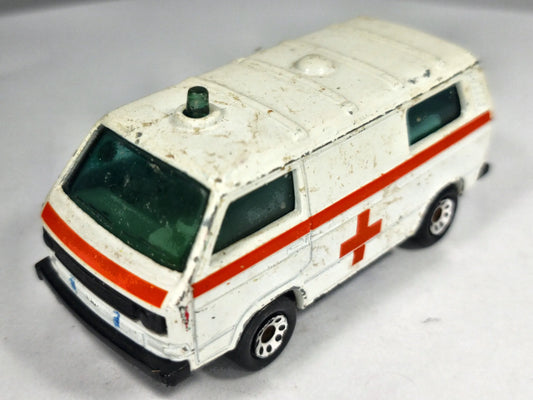 VOLKSWAGEN TRANSPORTER Ambulans Matchbox 1987 Biały 1:56 Made in England – zdjęcie 2
