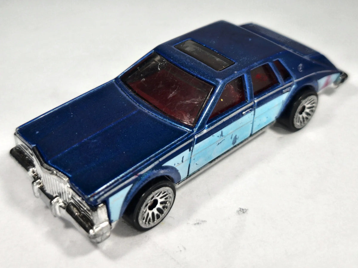 CADILLAC SEVILLE Hot Wheels 2011 Niebieski 1:64 – zdjęcie 2