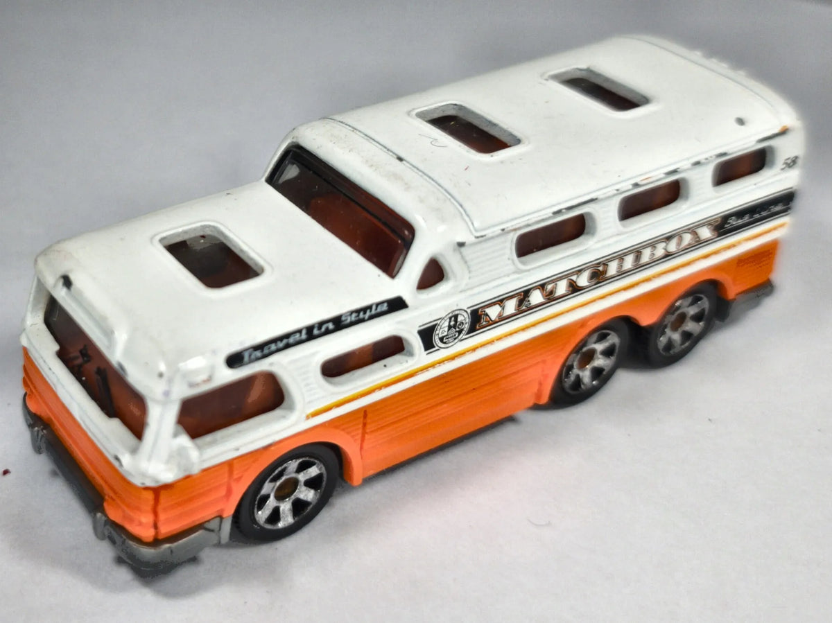 Autobus GMC SCENIC CRUISER Mainline Matchbox 2017 Biały 1:64 – zdjęcie 2