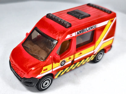 RENAULT MASTER AMBULANCE Matchbox 2011 Czerwony 1:54 – zdjęcie 2