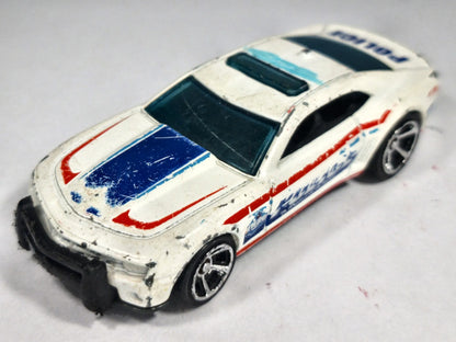 Chevrolet Camaro 2010 Mainline Policja Hot Wheels Biały 1:56 – zdjęcie 2