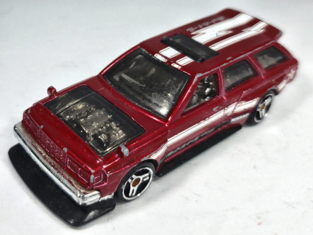 Nissan Maxima Hot Wheels 2021 1:60 Czerwony Wyścig – zdjęcie 2