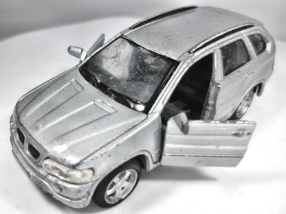 BMW X5 Maisto Srebrny 1:42 – zdjęcie 2