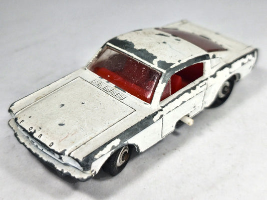 FORD MUSTANG FASTBACK Coupe Matchbox 1967 Biały 1:64 Made in England – zdjęcie 2