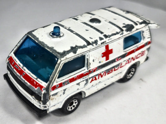 VOLKSWAGEN TRANSPORTER Ambulans Matchbox 1987 Biały 1:56 – zdjęcie 2