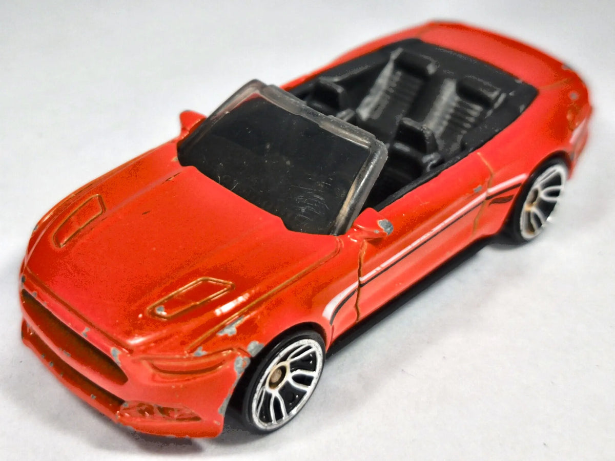 2015 Ford Mustang Gt Convertible Hot Wheels 2016 Czerwony 1:64 – zdjęcie 2