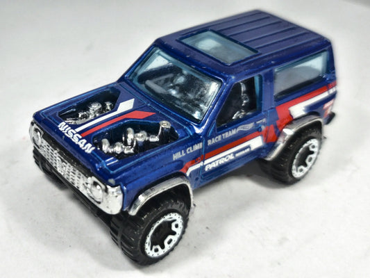 Nissan Patrol Hot Wheels 2022 1:64 Niebieski Wyścig – zdjęcie 2