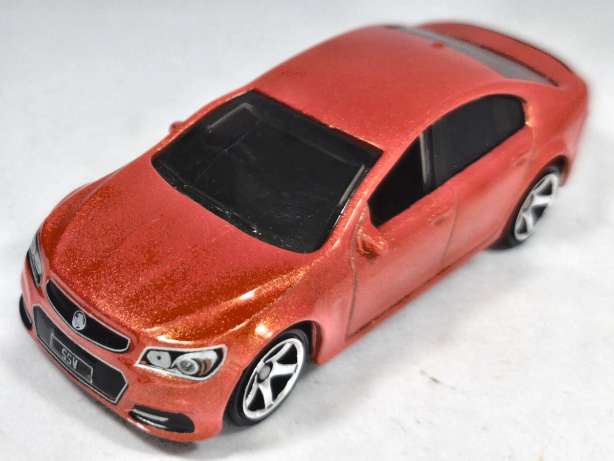 Holden Vf Commodore Ssv Matchbox 2022 1:64 Sedan Pomarańczowy – zdjęcie 2