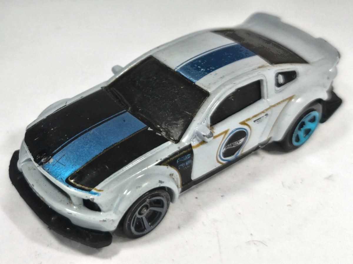Ford Mustang GT Hot Wheels 2005 1:64 Luzak Srebrny – zdjęcie 2