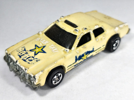 AMERYKAŃSKI SEDAN POLICYJNY Z LAT 70. Hot Wheels 1980 Kremowy 1:64 2xMetal – zdjęcie 2