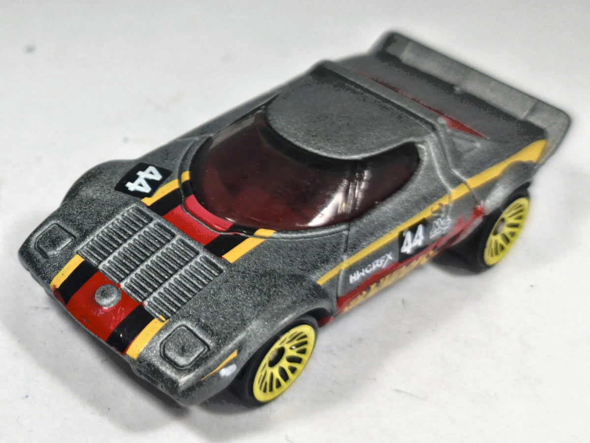 Lancia Stratos Hot Wheels 2014 1:64 Samochód wyścigowy MOMO Luzak Szary – zdjęcie 2