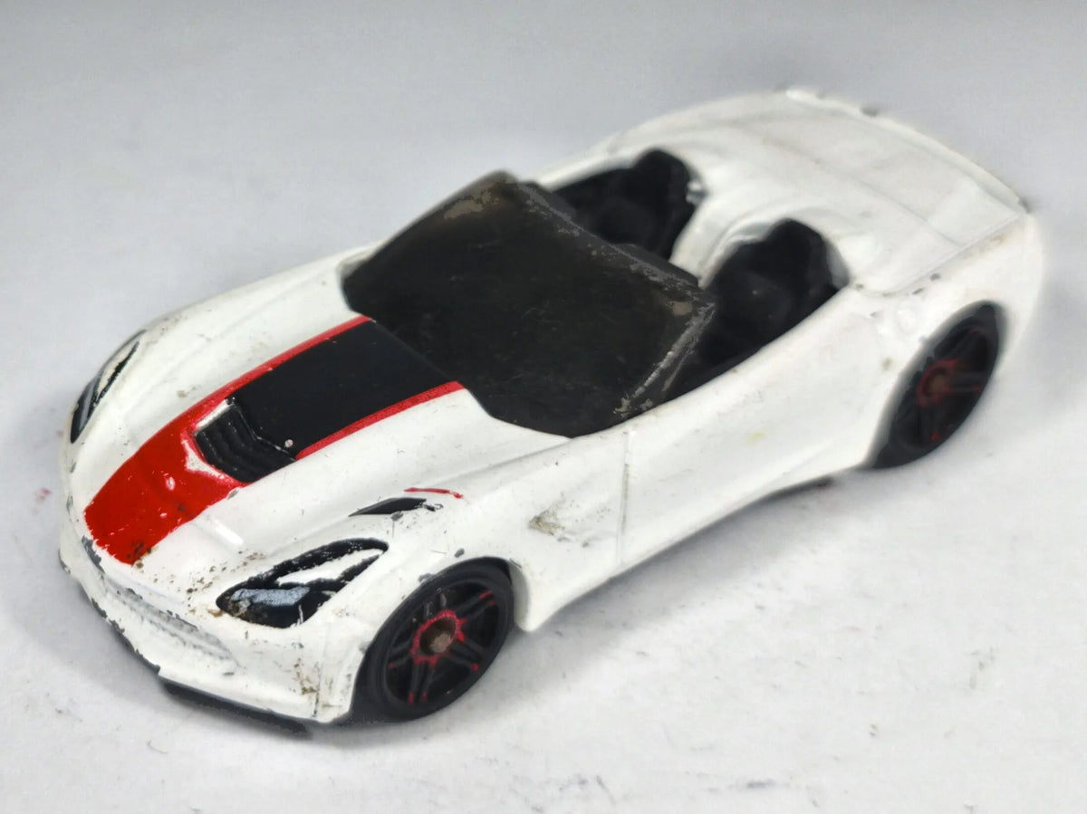 Chevrolet Corvette Stingray Hot Wheels 2013 HW Showroom 1:64 Luzak Biały – zdjęcie 2