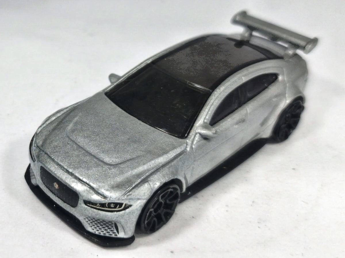 Jaguar XE SV Project 8 Hot Wheels 2018 Factory Fresh 1:64 Luzak Srebrny – zdjęcie 2