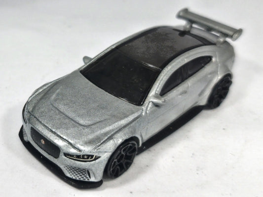 Jaguar XE SV Project 8 Hot Wheels 2018 Factory Fresh 1:64 Luzak Srebrny – zdjęcie 2