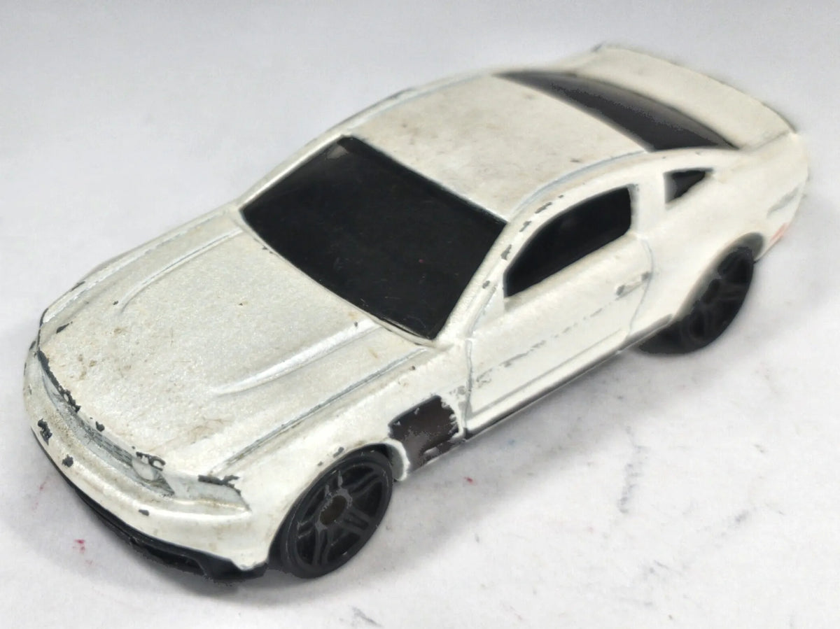 Ford Mustang GT Majorette 2009 1:64 Luzak Biały – zdjęcie 2