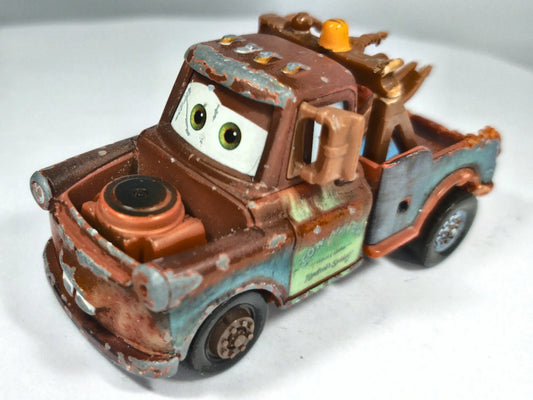 Tow Mater Disney/Pixar 2019 Cars 1:64 Pomoc drogowa Luzak Brązowy Zlomek – zdjęcie 2