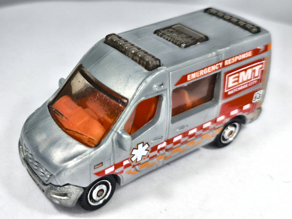 RENAULT MASTER AMBULANCE CITY Matchbox 2011 Srebrny 1:64 – zdjęcie 2