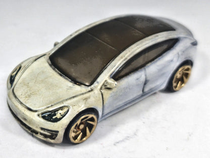 Tesla Model S Hot Wheels 2013 Mainline 1:64 Luzak Srebrny – zdjęcie 2