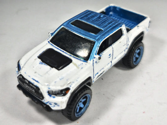 '20 Toyota Tacoma Hot Wheels 2021 1:64 Pickup Biały Off-Road – zdjęcie 2