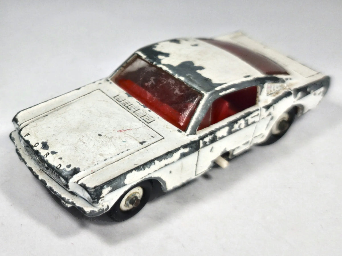 Ford Mustang Matchbox Series Matchbox '60 Biały 1:64 Made in England – zdjęcie 2
