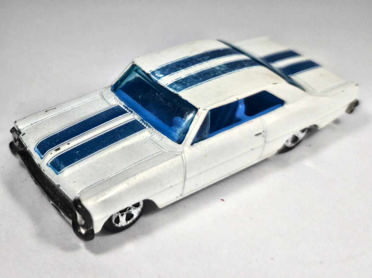 '66 CHEVY NOVA GM TM Hot Wheels 2007 Biały 1:64 – zdjęcie 2