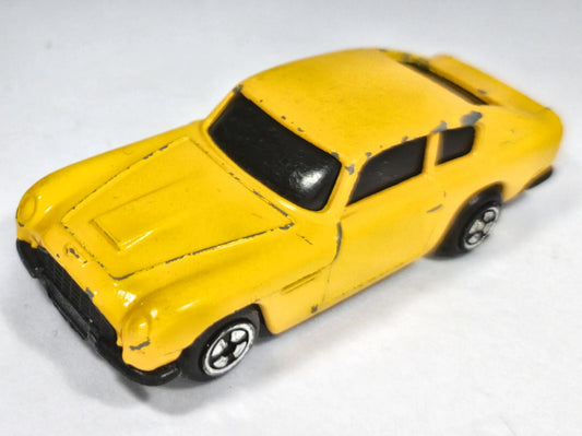 Aston Martin DB6 Corgi Żółty 1:64 – zdjęcie 2