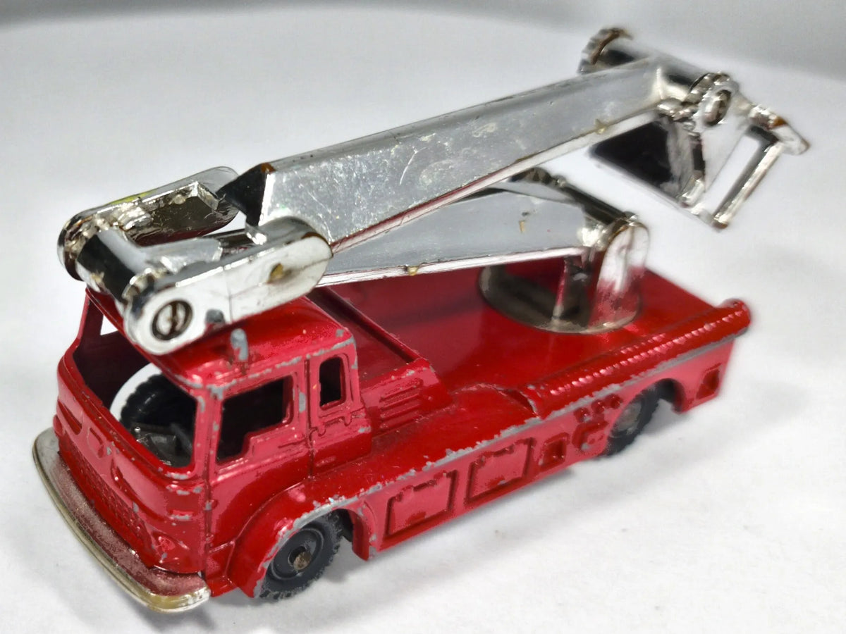 Ford Thames Trader Husky 1:64 Made in England Ciężarówka Straż pożarna – zdjęcie 2