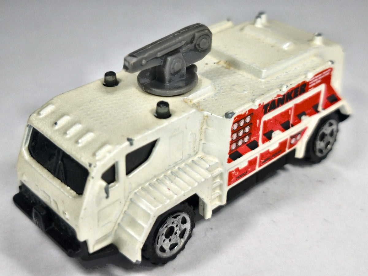 AIRPORT FIRE TANKER Matchbox 2003 Biały 1:64 – zdjęcie 2
