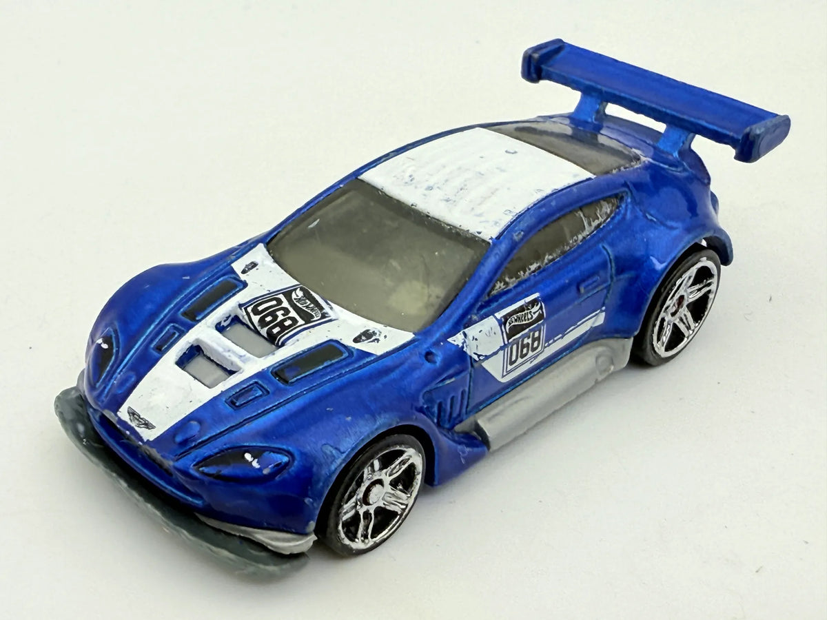 Aston Martin Vantage Gt3 Hot Wheels Niebiesko-Biała 1:64 – zdjęcie 9