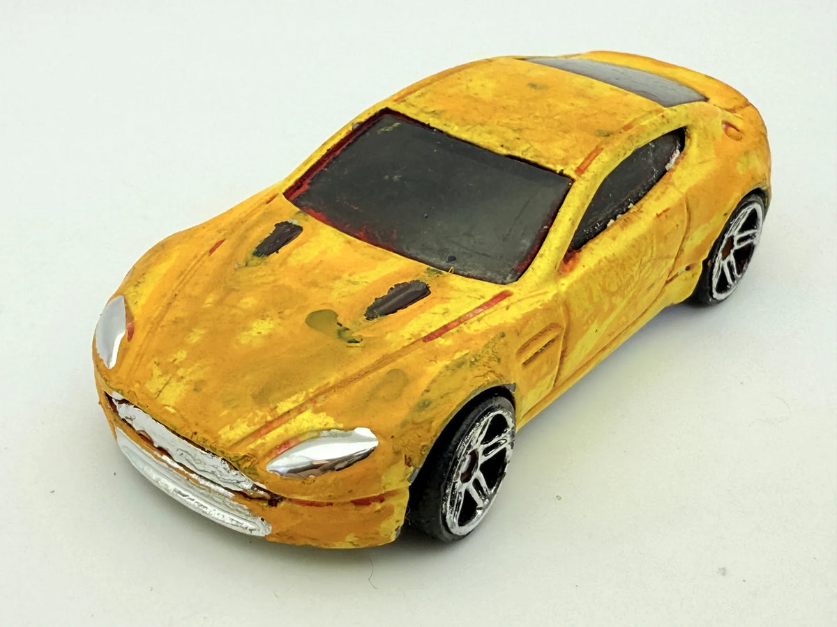Aston Martin V8 Vantage, Hot Wheels, Die cast, Resoraki, Żółty, 1:64 – zdjęcie 8