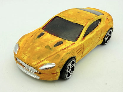Aston Martin V8 Vantage, Hot Wheels, Die cast, Resoraki, Żółty, 1:64 – zdjęcie 8