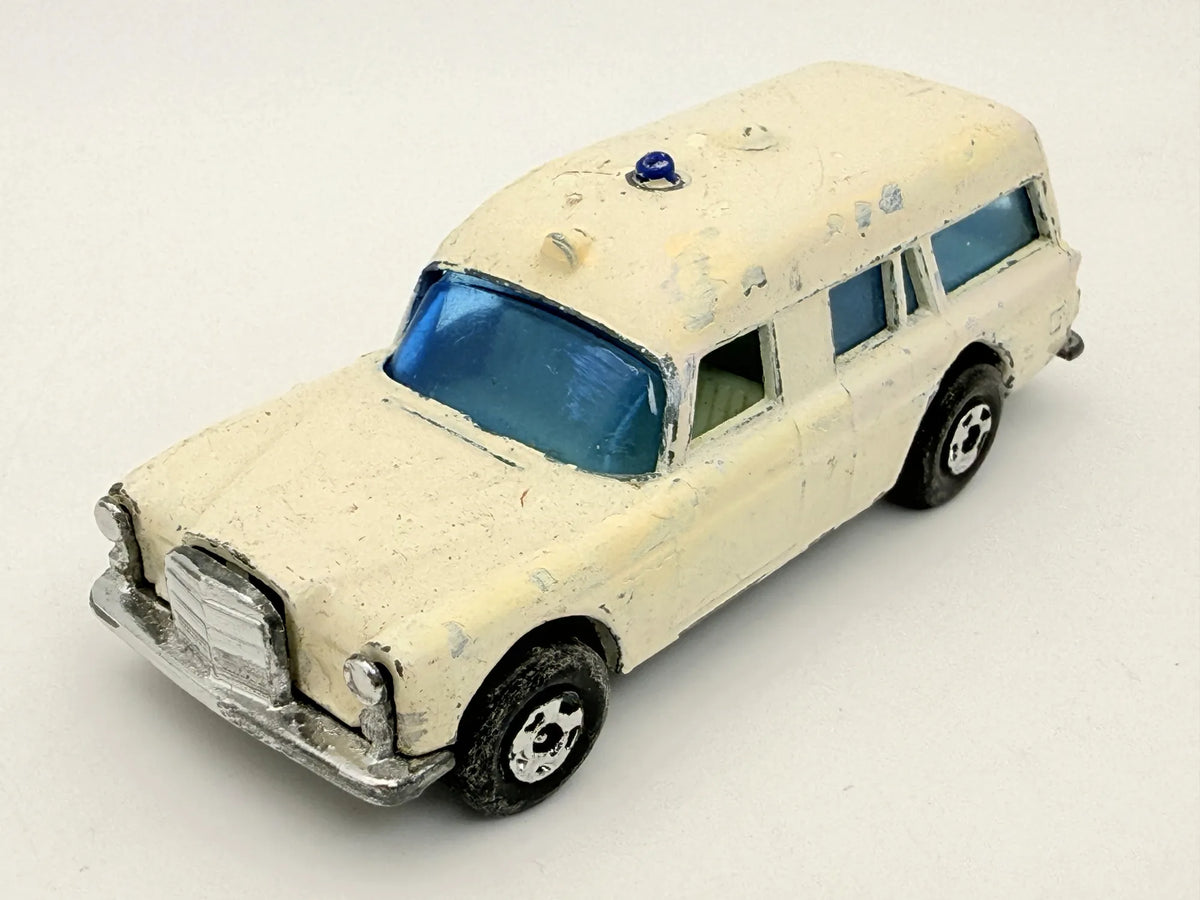 MERCEDES BENZ BINZ AMBULANCE Matchbox '60 Biała 1:64 Made in Anglia – zdjęcie 8