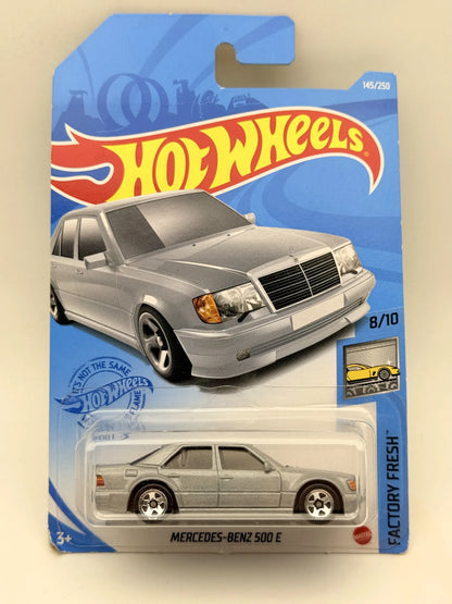 Mercedes-Benz 500 E Factory Fresh Hot Wheels 2020 Srebrny 1:64 – zdjęcie 9